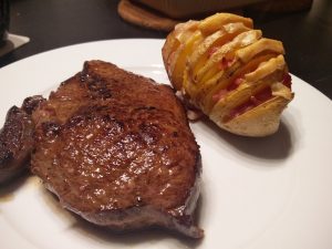 Hauptgericht beim #UrsuKochtFollower Steak und Ofenkartoffel mit Schinken und Käse überbacken (Das erste #UrsuKochtFollower – Ein Tweetup Bericht) Hauptgericht beim #UrsuKochtFollower Steak und Ofenkartoffel mit Schinken und Käse überbacken (Das erste #UrsuKochtFollower – Ein Tweetup Bericht)