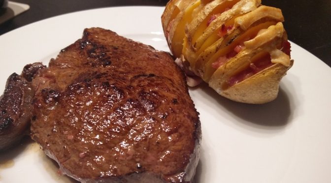 Hauptgericht beim #UrsuKochtFollower Steak und Ofenkartoffel mit Schinken und Käse überbacken