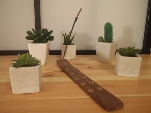 Räucherstäbchen und Pflanzen für eine gute Work-Life-Balance (Es ist nur ein Job!)