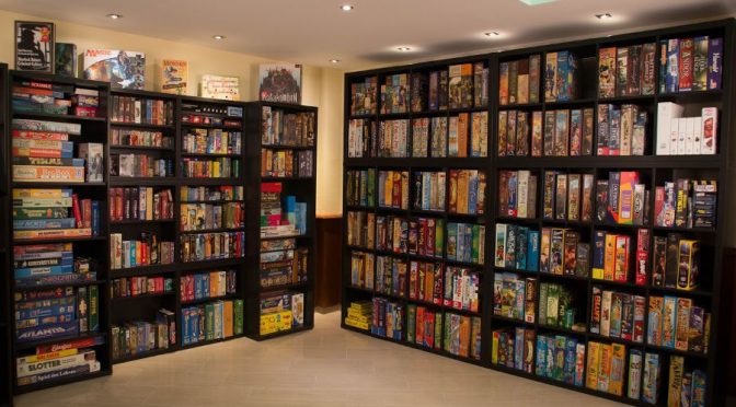 Spieleregal im Brettspiel Café in Hamburg: Würfel und Zucker