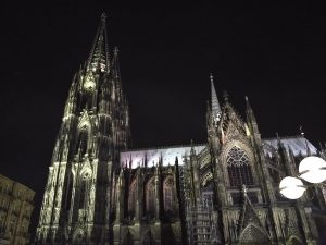 Kölner Dom bei Nacht – Junggesellenabschied der anderen Art in Köln (Ein toller Junggesellenabschied der anderen Art)