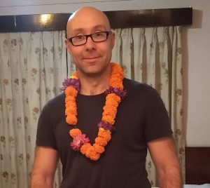 Ich mit Begrüßungs-Blumenkette und Jetlag in Kathmandu (Trekking in Nepal: Flug nach Kathmandu)