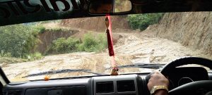 Schlammiger Weg im Jeep nach Phaplu (Nepal: Mit dem Jeep nach nach Phaplu)