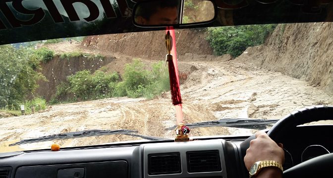 Schlammiger Weg im Jeep nach Phaplu