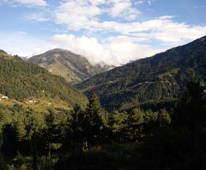 Landschaft in der Nähe von Phaplu in Nepal (Erstes Trekking nach Ringmo und weiter nach Takasindu)