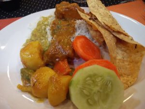 Nepalesisches Essen vom Buffet in Kathmandu (Trekking in Nepal: Flug nach Kathmandu)