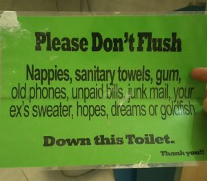 Lustiges Schild „Please Don’t Flush“ in Namche Bazar in Nepal auf unserer Toilette (Trekking in Nepal: Trek nach Namche Bazar)
