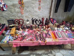 Stand-Ware-Namche-Bazar-Nepal (Auf dem Markt von Namche Bazar und Trek nach Khumjung Valley)