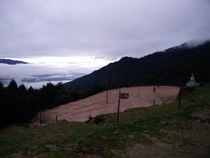 Volleyballfeld beim Kloster von Takasindu in Nepal (Das Kloster von Takasindu und Trek über Nunthala nach Kharikhola)