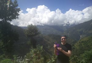 Knoten Knut und ich vor toller Landschaft zwischen Kharikola und Payia (Trek nach Paiya – Wie die Gefährten in Mordor)