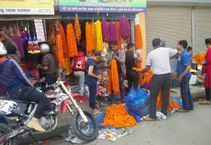 Blumenkettenladen in Kathmandu (Der Flughafen von Lukla und Flug nach Kathmandu)