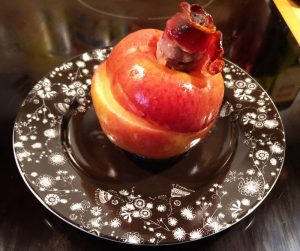 Bratapfel mit mit Schinken ummantelten Datteln am Weltbratapfeltag 2017 (Mein Beitrag zum Weltbratapfeltag 2017)