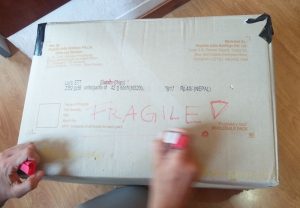 Fragile-Zerbrechlich-Paket (Ein letzter Tag in Kathmandu und Rückflug nach Deutschland)