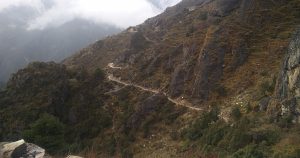 Gebirgspfad auf dem Weg nach Phortse (Trek nach Phortse über Windy Valley und Upper Pangboche) Gebirgspfad auf dem Weg nach Phortse (Trek nach Phortse über Windy Valley und Upper Pangboche)