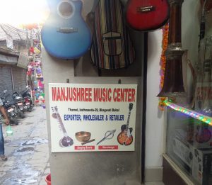 Musikgeschäft in Kathmandu (Der Flughafen von Lukla und Flug nach Kathmandu)