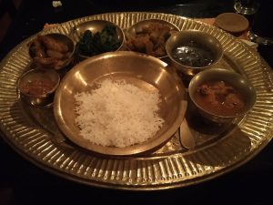 Nepalesisches Mehrgänge Menü (Der Flughafen von Lukla und Flug nach Kathmandu) Nepalesisches Mehrgänge Menü (Der Flughafen von Lukla und Flug nach Kathmandu)