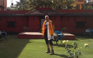 Ich mit Seidenschals für gutes Karma zum Abschied (Ein letzter Tag in Kathmandu und Rückflug nach Deutschland)