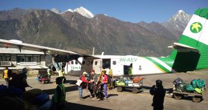 Tara Air Kleinflugzeug in Lukla Nepal (Der Flughafen von Lukla und Flug nach Kathmandu)