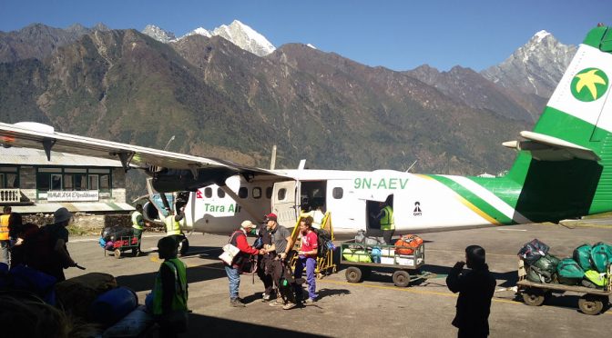 Der Flughafen von Lukla und Flug nach Kathmandu