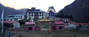 Tengboche Monastary Tempel Nepal komplette Anlage (Trek nach Dingboche – Hochebene und Höhenkrankheit)