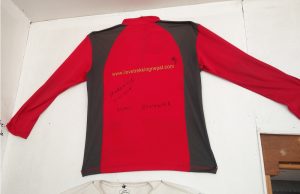 Trekking Shirt an der Wand in der Dugla Lodge Nepal (Trek nach Dugla)