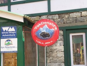 YakDonalds Schild in Lukla Nepal (Trek nach Lukla – Plagiate in Lukla)