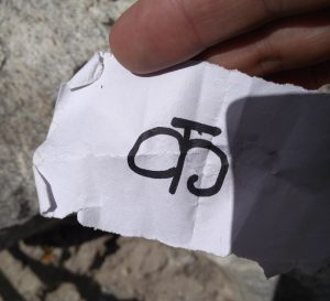 Zeichen am Weg – Sanskrit-Rune Mount Everest Base Camp Nepal (Beim Mount Everest Base Camp in Nepal)