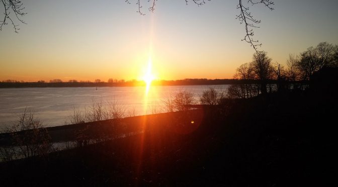 Sonnenuntergang an der Elbe in Wedel - Zweck der Existenz kurz ZDE