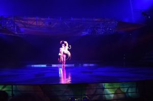 Ansager in der Cirque du Soleil Show Mystere Las Vegas (Das nächste Mal Las Vegas – Sehenswürdigkeiten und Attraktionen)