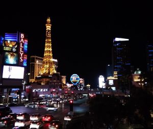Las Vegas bei Nacht mit dem Eiffelturm vom Kasino Paris (Flug von Frankfurt nach Las Vegas)