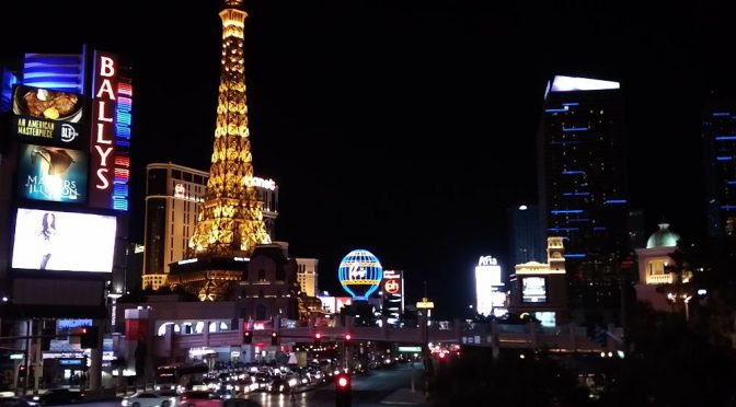 Las Vegas bei Nacht mit dem Eiffelturm vom Kasino Paris