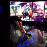 Ich versuche Thors Hammer den Mjolnir zu heben -in der Marvel Avengers Station in Las Vegas