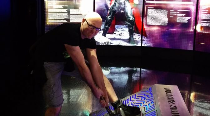 Ich versuche Thors Hammer den Mjolnir zu heben -in der Marvel Avengers Station in Las Vegas