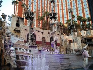 Piratenschiff vor dem Treasure Island in Las Vegas (In der Marvel Avengers Station und im Cirque du Soleil)