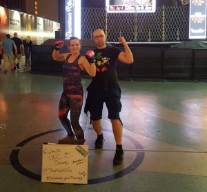 Posieren mit The Mob Wife auf der Fremont Street in Las Vegas (In der M&M World und im Coca-Cola Store in Las Vegas)