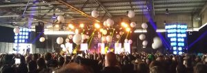 Welle Erdball mit großen Luftballons auf dem M’era Luna (Mein M’era Luna 2018 – Willkommen in Disneyland)
