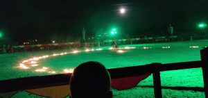 Feuerkreis bei der Nachtfeuershow der Ritter zu Pferde vom EHS Team auf dem MPS Luhmühlen (Die Fette Heide – Der Nachfolger vom Fetten Ö – Das MPS in Luhmühlen)