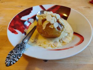 Bratapfel mit Mandelsplittern und Vanillesoße am Weltbratapfeltag 2019 (Mein Beitrag zum Weltbratapfeltag 2019)