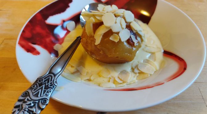 Bratapfel mit Mandelsplittern und Vanillesoße am Weltbratapfeltag 2019