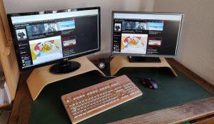 Monitor Ständer aus Holz im Privatbüro (Mein Rückblick auf 2019)
