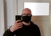 Selfie mit selbst genähter Maske für die Corona-Pandemie