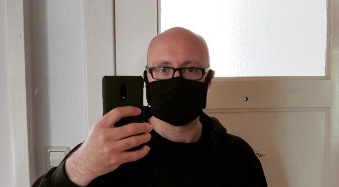 Selfie mit selbst genähter Maske für die Corona-Pandemie