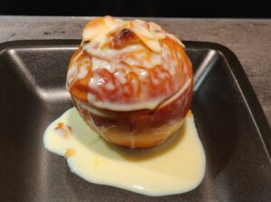 Klassischer Bratapfel mit Marzipan und Vanillesoße am Weltbratapfeltag 2020 (Mein Beitrag zum Weltbratapfeltag 2020)