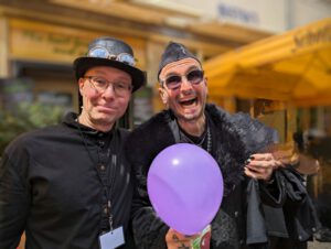 Mark Benecke mit Ballon beim Wave Gotik Treffen 2024 (Mein Wave Gotik Treffen 2024 – Threaded)