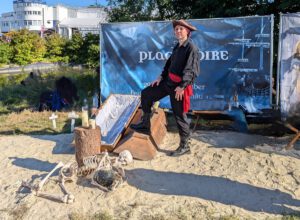Ein Pirat auf dem Mera Luna Strand 2024 (Mein M’era Luna 2024 – Gestrandet)